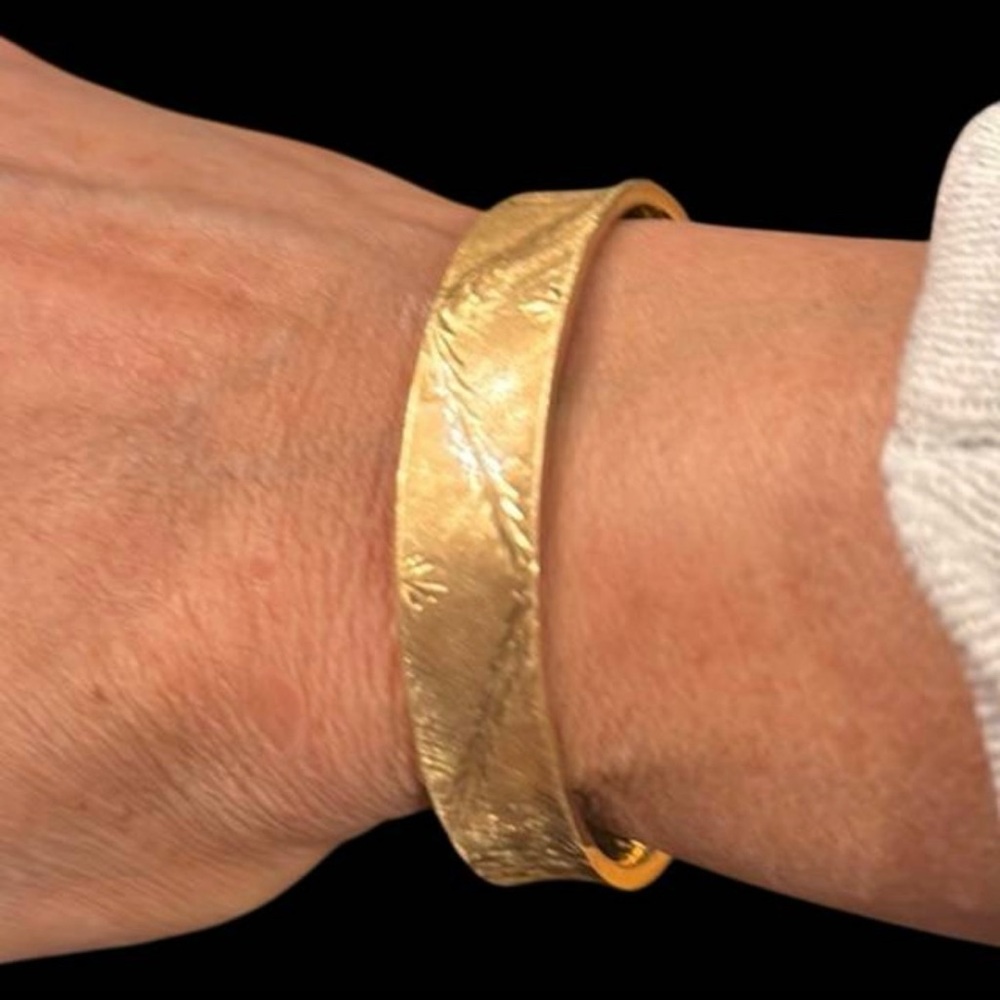 Vintage 14K Solid Yellow Gold Etched Wide Hinged Bangle Bracelet 14g Hallmarked